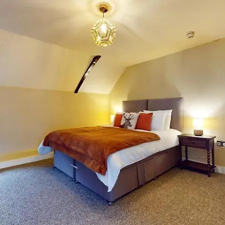4 Bed Apartment- With Cosy Pub - Food/Drink 10%Off Pontypool Exterior photo