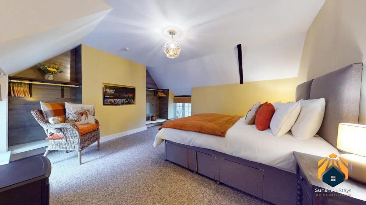 4 Bed Apartment- With Cosy Pub - Food/drink 10%off Pontypool