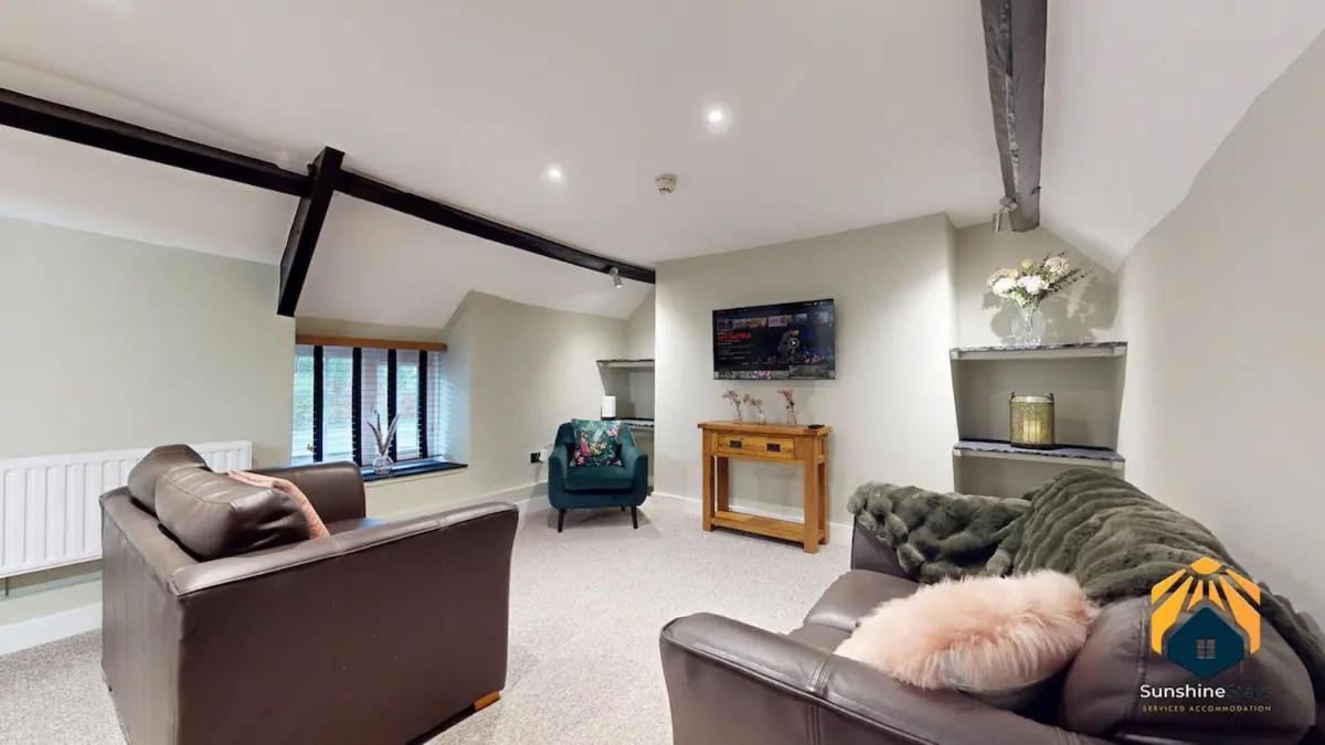4 Bed Apartment- With Cosy Pub - Food/drink 10%off Apartment Pontypool