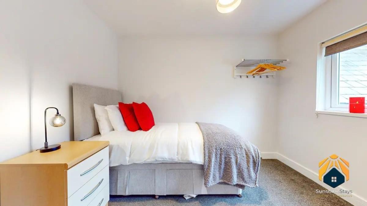 4 Bed Apartment- With Cosy Pub - Food/drink 10%off Pontypool